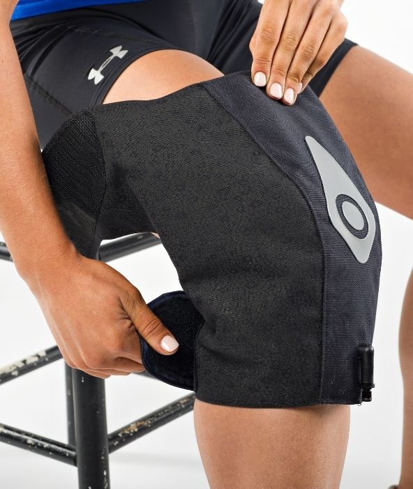 A person wearing a Squid Go cold compression wrap on the thigh