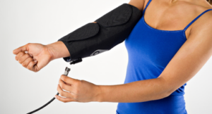 A person wearing the Squid Go elbow cold compression wrap