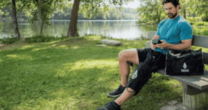 A person wearing the Squid Go knee cold compression system