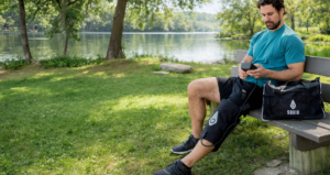 A person wearing the Squid Go knee cold compression system