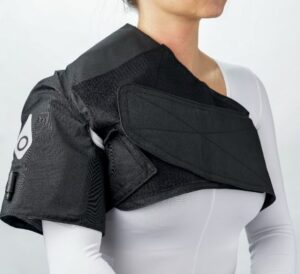 A person wearing the Squid Go shoulder cold compression wrap